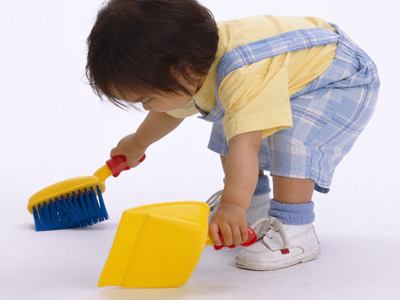 Bé 3 tuổi rưỡi: Giúp đỡ việc nhà