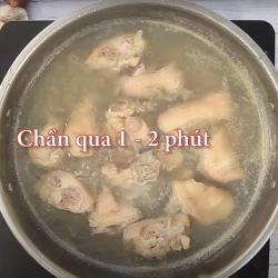 Bước 2: Chần Chân Giò