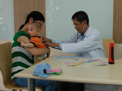 Khám sức khỏe định kỳ cho trẻ sơ sinh: Bé 4 tháng tuổi