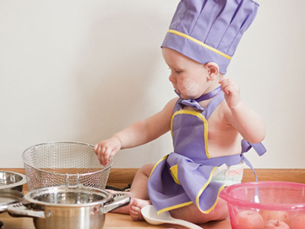 Trò chơi cho bé từ 7 tháng: Bé làm đầu bếp