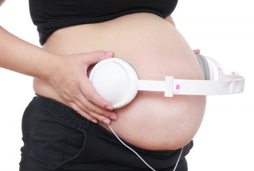 Có cần kích thích sự phát triển của bé từ trong bụng mẹ?