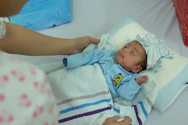 Bệnh viện Hùng Vương nuôi sống bé trai sinh non nặng vỏn vẹn 700 gram