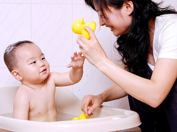 Chọn sữa tắm hay dùng mẹo tắm lá cho em bé mới sinh