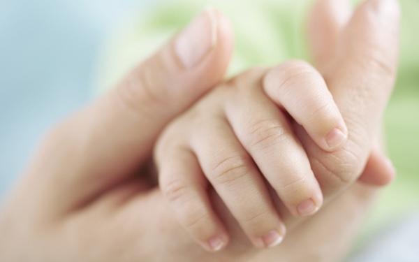 Cắt móng tay cho trẻ sơ sinh, chuyện không phải mẹ nào cũng biết!