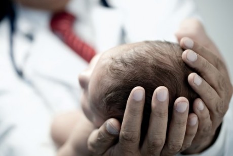 Chăm sóc rốn cho trẻ sơ sinh dễ hay khó?