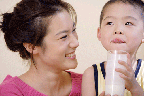 Khi nào nên cho con uống sữa tươi?