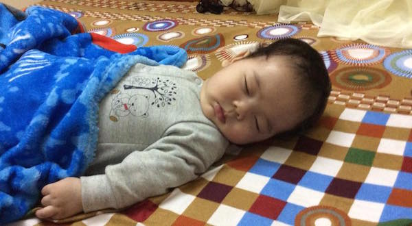 Cho trẻ sơ sinh ngủ dưới ánh đèn quá sáng có tác hại gì không?