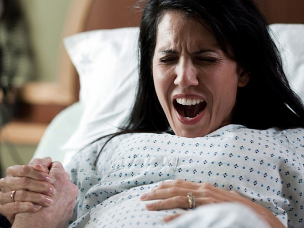Trong quá trình sinh con, bé yêu trong bụng cảm nhận như thế nào?