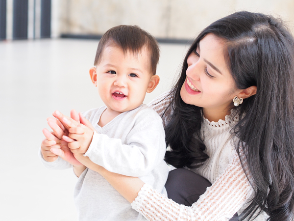 Dạy trẻ sơ sinh ngôn ngữ ký hiệu: Mẹ con cùng được lợi!