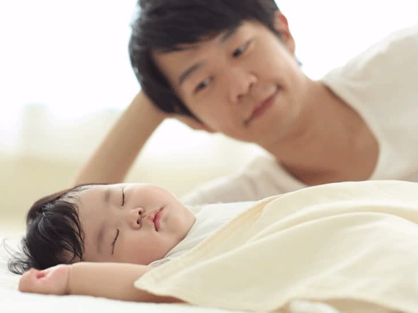 4 thói quen giúp bé ngủ ngon tròn giấc, hạn chế bệnh vặt