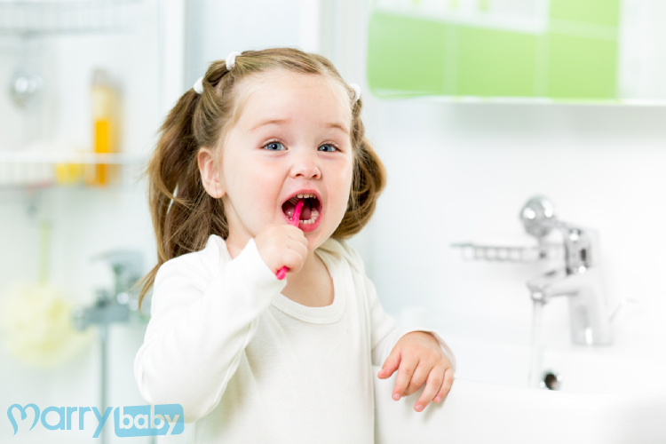 Dùng kem đánh răng chứa flo cho trẻ nhỏ liệu có an toàn?