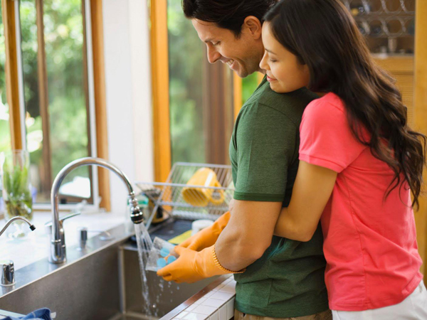 3 lợi ích bất ngờ cho sức khỏe chồng khi làm việc nhà
