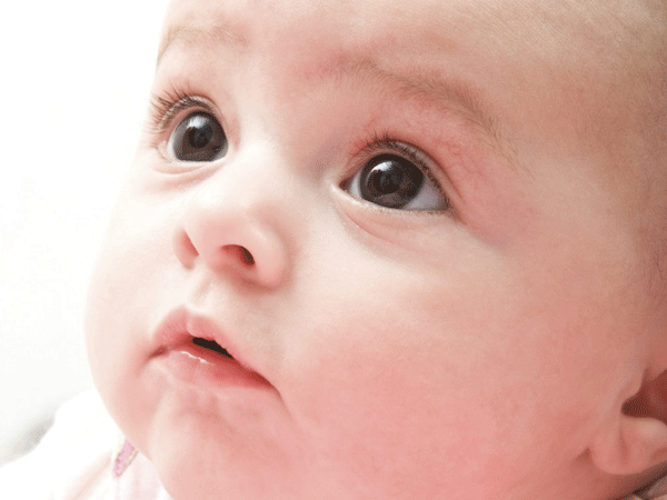 Đọc bệnh về mắt trẻ sơ sinh qua dấu hiệu bất thường