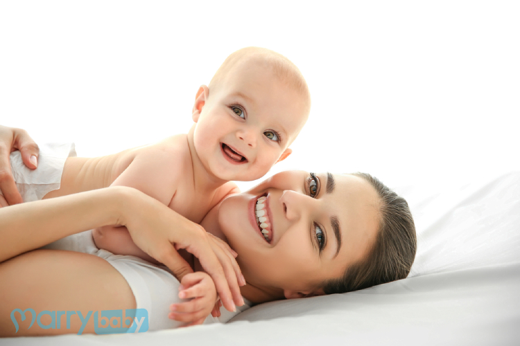 10 dấu hiệu trẻ sơ sinh khỏe mạnh mẹ nên biết