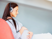 Dùng điện thoại mở nhạc cho thai nhi có tốt không?