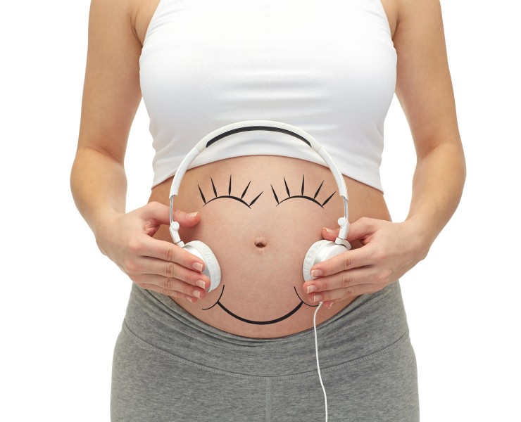Dùng điện thoại mở nhạc cho thai nhi có tốt không?