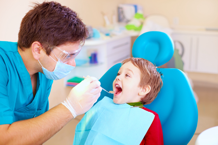 Dùng kem đánh răng chứa flo cho trẻ nhỏ liệu có an toàn?