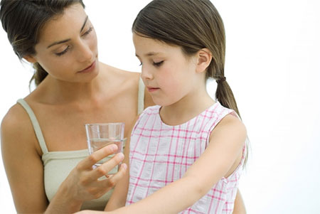Mách mẹ mẹo hay giúp trẻ thích uống nước