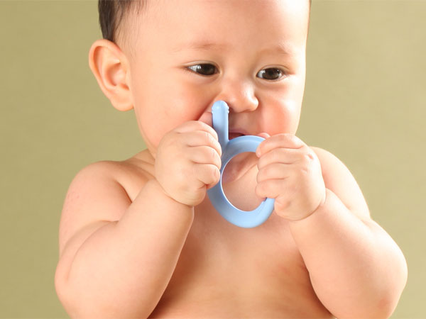 Mách mẹ cách chăm sóc răng sữa cho bé trong từng giai đoạn