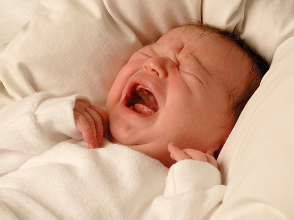 Giải mã hiện tượng trẻ sơ sinh khó ngủ giai đoạn 0-6 tháng