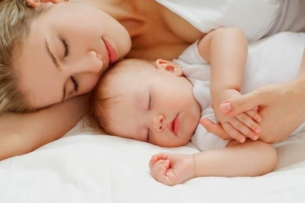 Trẻ sơ sinh không chịu ngủ, mẹ phải làm sao?
