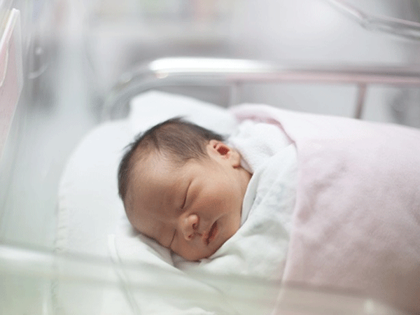 Đối điện thẳng vấn đề trẻ sơ sinh ngủ nhiều có tốt không