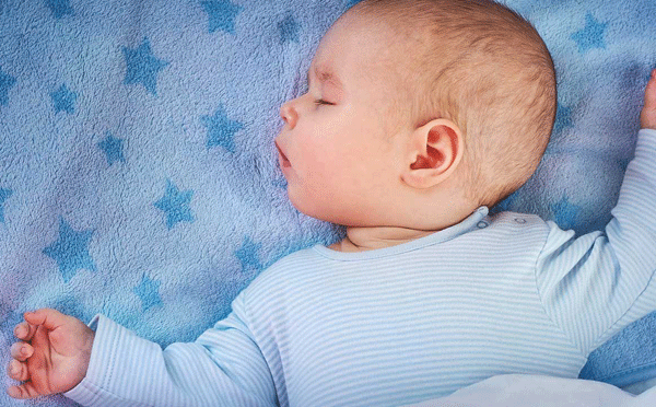 2 tư thế ngủ tưởng bình thường mà lại khiến bé còi xương